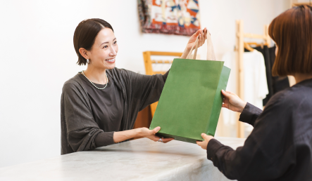 商品をお客様に渡す店員