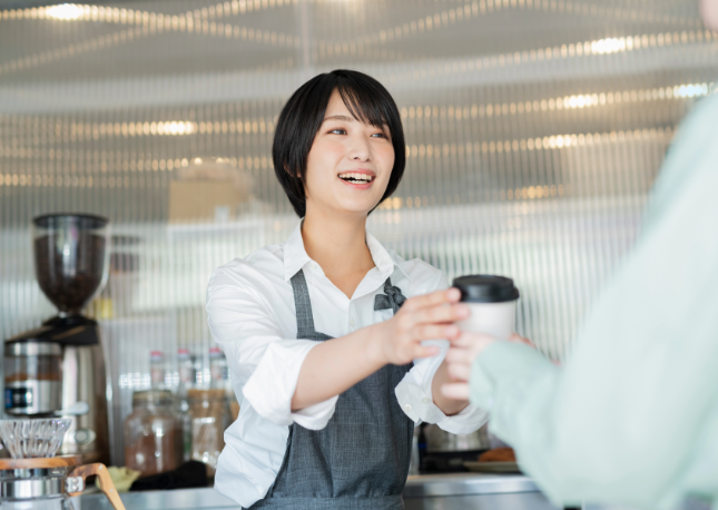 カフェで働く店員