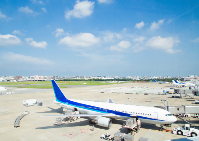 羽田空港の展望台から見た飛行機