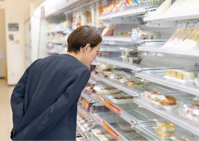 コンビニで買い物をする女性